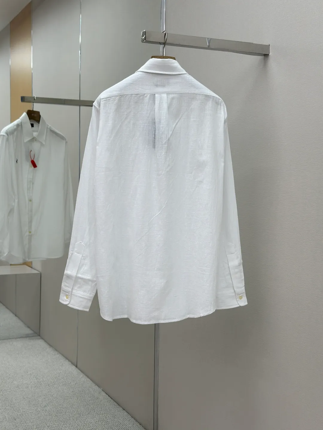P400 Ralph Lauren embroidered linen shirt. Selected high-quality linen material with natural texture and breathability. Tight and smooth, comfortable and close to the skin. Stunning appearance in a clear light blue. The iconic pony embroidery is like a smart note jumping on the elegant canvas. Simple but highly recognizable. The ingenious design of the outer pleated split back shoulder adds a sense of agility and detachment. The minimalist shape contains the soul of fashion. Process 1: Adopting imported machine embroidery technology and using advanced computer control systems and precision mechanical components to achieve the iconic pony embroidery operation with high precision and smooth and delicate lines. Process 2: Using the side-turn buried clamp sewing process, which is smooth and tidy. Process 3: The fabrics have been washed and have a better hand feel. Not easy to deform, not easy to shrink, not easy to fade, and maintain long-term beauty. Accessories: Customized 1:1 thick plate resin buckle Customized 1:1 Ralph Lauren trademark Fit: Loose fit Size: S M L XL Style number: 25246-B20